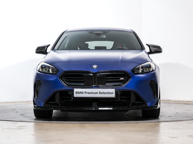BMW Serie 1 M135i color Azul. Año 2024. 221KW(300CV). Gasolina. En concesionario Oliva Motor Tarragona de Tarragona
