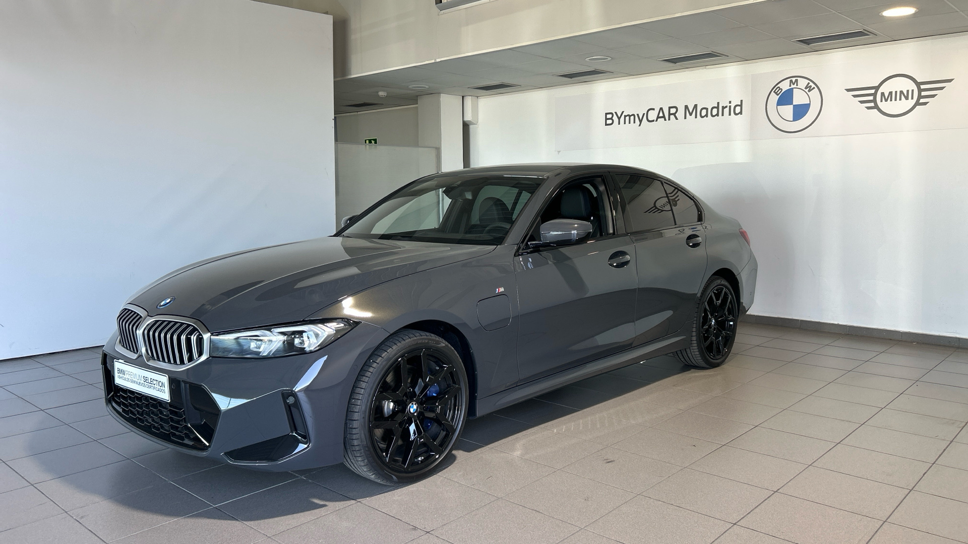 BMW Serie 3 330e color Gris. Año 2025. 215KW(292CV). Híbrido Electro/Gasolina. En concesionario BYmyCAR Madrid - Alcalá de Madrid