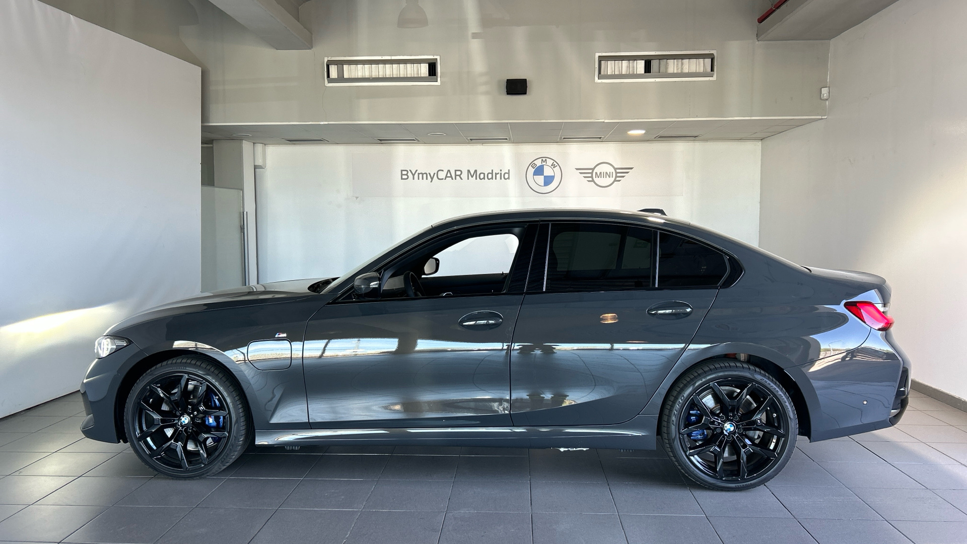 BMW Serie 3 330e color Gris. Año 2025. 215KW(292CV). Híbrido Electro/Gasolina. En concesionario BYmyCAR Madrid - Alcalá de Madrid