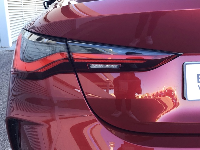 BMW Serie 4 420d Cabrio color Rojo. Año 2025. 140KW(190CV). Diésel. En concesionario BYmyCAR Madrid - Alcalá de Madrid
