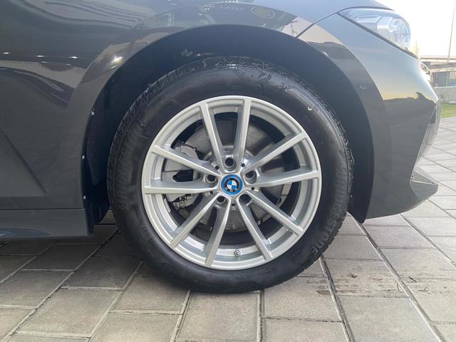 BMW Serie 3 330e Touring color Gris. Año 2025. 215KW(292CV). Híbrido Electro/Gasolina. En concesionario BYmyCAR Madrid - Algete de Madrid