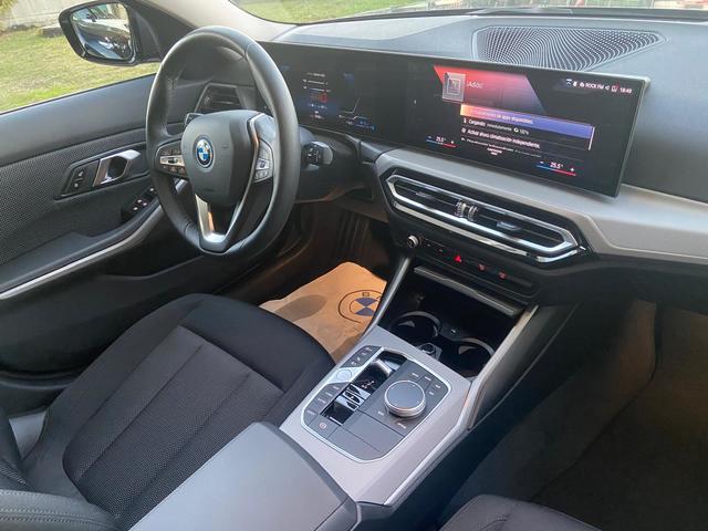 BMW Serie 3 330e Touring color Gris. Año 2025. 215KW(292CV). Híbrido Electro/Gasolina. En concesionario BYmyCAR Madrid - Algete de Madrid