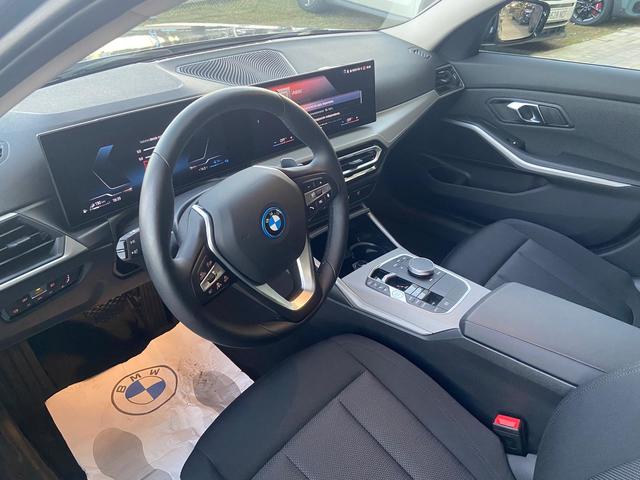 BMW Serie 3 330e Touring color Gris. Año 2025. 215KW(292CV). Híbrido Electro/Gasolina. En concesionario BYmyCAR Madrid - Algete de Madrid