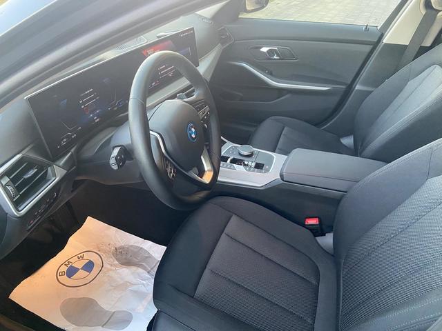 BMW Serie 3 330e Touring color Gris. Año 2025. 215KW(292CV). Híbrido Electro/Gasolina. En concesionario BYmyCAR Madrid - Algete de Madrid