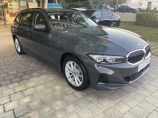 BMW Serie 3 330e Touring color Gris. Año 2025. 215KW(292CV). Híbrido Electro/Gasolina. En concesionario BYmyCAR Madrid - Algete de Madrid