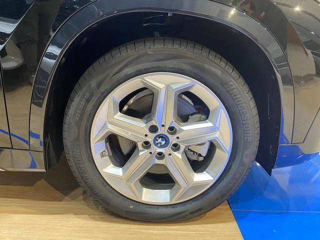 BMW iX1 xDrive30 color Negro. Año 2025. 230KW(313CV). Eléctrico. En concesionario BYmyCAR Madrid - Algete de Madrid