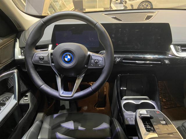 BMW iX1 xDrive30 color Negro. Año 2025. 230KW(313CV). Eléctrico. En concesionario BYmyCAR Madrid - Algete de Madrid