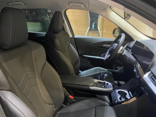 BMW iX1 xDrive30 color Negro. Año 2025. 230KW(313CV). Eléctrico. En concesionario BYmyCAR Madrid - Algete de Madrid