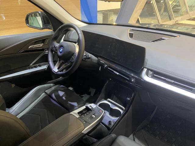 BMW iX1 xDrive30 color Negro. Año 2025. 230KW(313CV). Eléctrico. En concesionario BYmyCAR Madrid - Algete de Madrid