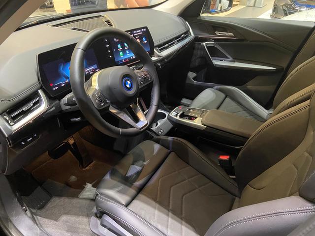 BMW iX1 xDrive30 color Negro. Año 2025. 230KW(313CV). Eléctrico. En concesionario BYmyCAR Madrid - Algete de Madrid