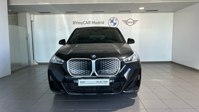 BMW iX1 xDrive30 color Negro. Año 2025. 230KW(313CV). Eléctrico. En concesionario BYmyCAR Madrid - Alcalá de Madrid