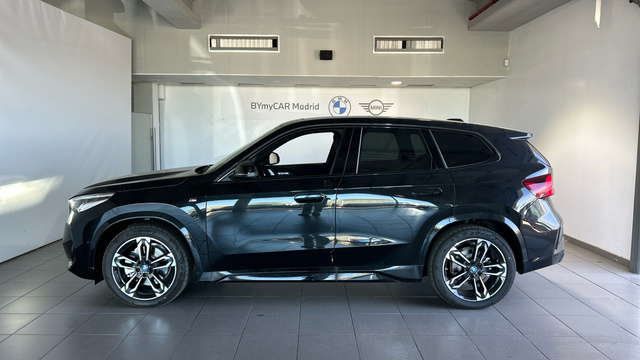 BMW iX1 xDrive30 color Negro. Año 2025. 230KW(313CV). Eléctrico. En concesionario BYmyCAR Madrid - Alcalá de Madrid