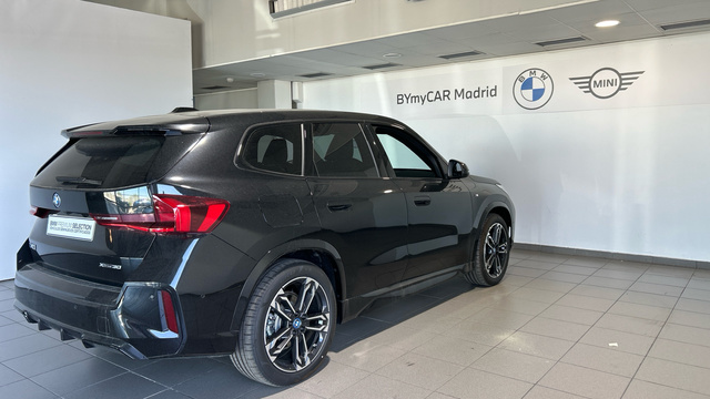 BMW iX1 xDrive30 color Negro. Año 2025. 230KW(313CV). Eléctrico. En concesionario BYmyCAR Madrid - Alcalá de Madrid