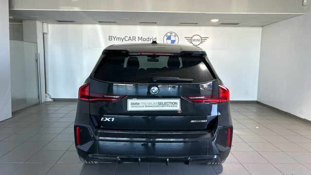 BMW iX1 xDrive30 color Negro. Año 2025. 230KW(313CV). Eléctrico. En concesionario BYmyCAR Madrid - Alcalá de Madrid