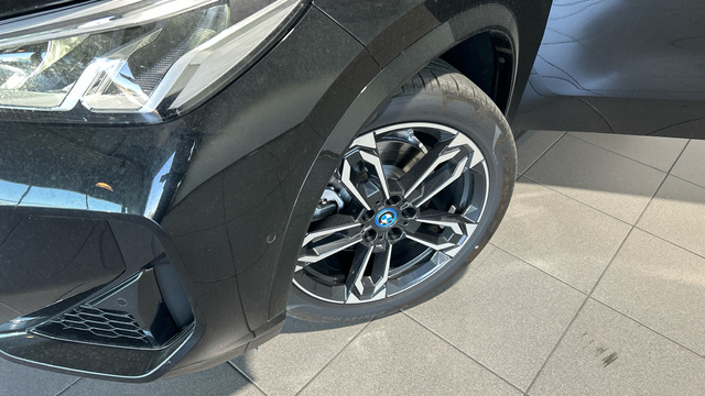 BMW iX1 xDrive30 color Negro. Año 2025. 230KW(313CV). Eléctrico. En concesionario BYmyCAR Madrid - Alcalá de Madrid