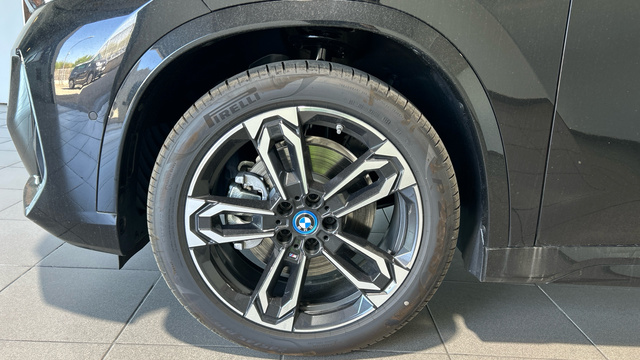 BMW iX1 xDrive30 color Negro. Año 2025. 230KW(313CV). Eléctrico. En concesionario BYmyCAR Madrid - Alcalá de Madrid