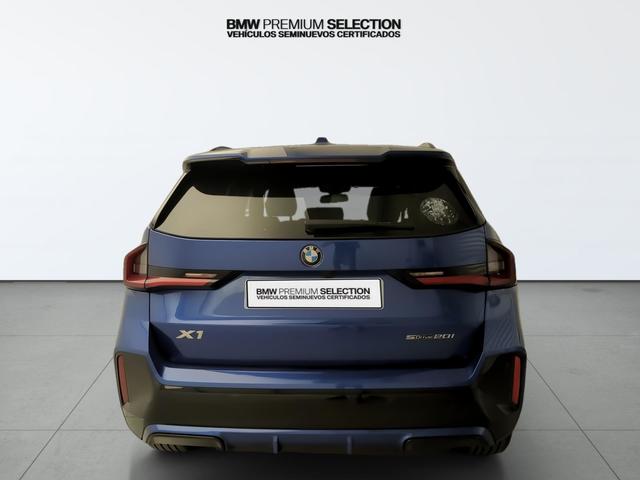 BMW X1 sDrive20i color Azul. Año 2024. 125KW(170CV). Gasolina. En concesionario Automotor Premium Velázquez - Málaga de Málaga