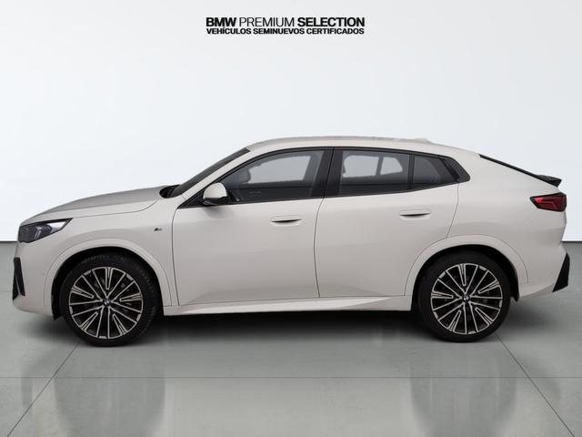 BMW X2 sDrive20i color Blanco. Año 2024. 125KW(170CV). Gasolina. En concesionario Automotor Premium Marbella - Málaga de Málaga