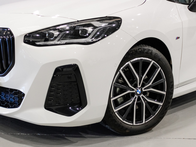 BMW Serie 2 218d Active Tourer color Blanco. Año 2024. 110KW(150CV). Diésel. En concesionario Barcelona Premium -- GRAN VIA de Barcelona