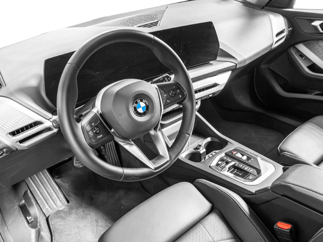 BMW Serie 1 120d color Gris. Año 2024. 120KW(163CV). Diésel. En concesionario Caetano Cuzco Raimundo Fernandez Villaverde, 45 de Madrid