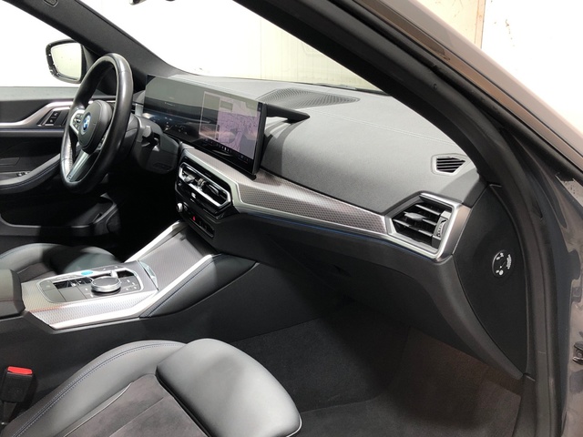 BMW i4 eDrive40 color Gris. Año 2023. 250KW(340CV). Eléctrico. En concesionario Movilnorte El Plantio de Madrid