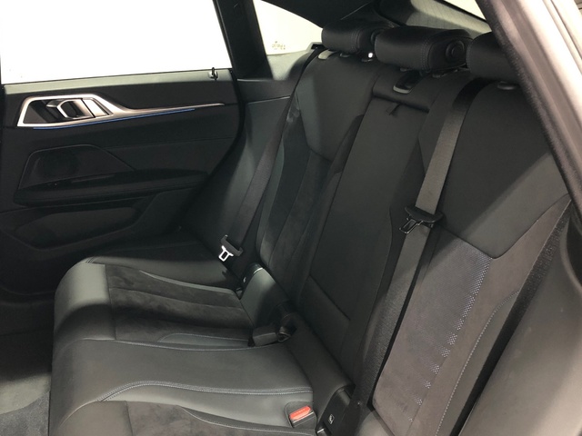 BMW i4 eDrive40 color Gris. Año 2023. 250KW(340CV). Eléctrico. En concesionario Movilnorte El Plantio de Madrid