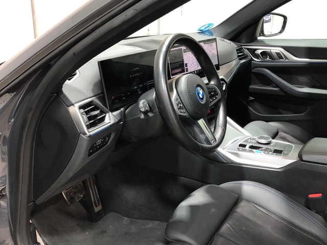 BMW i4 eDrive40 color Gris. Año 2023. 250KW(340CV). Eléctrico. En concesionario Movilnorte El Plantio de Madrid