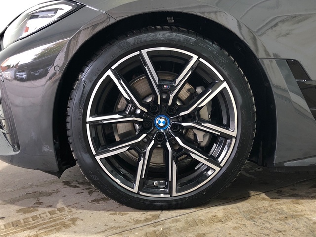 BMW i4 eDrive40 color Gris. Año 2023. 250KW(340CV). Eléctrico. En concesionario Movilnorte El Plantio de Madrid