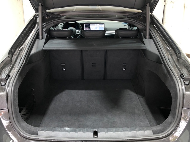 BMW i4 eDrive40 color Gris. Año 2023. 250KW(340CV). Eléctrico. En concesionario Movilnorte El Plantio de Madrid