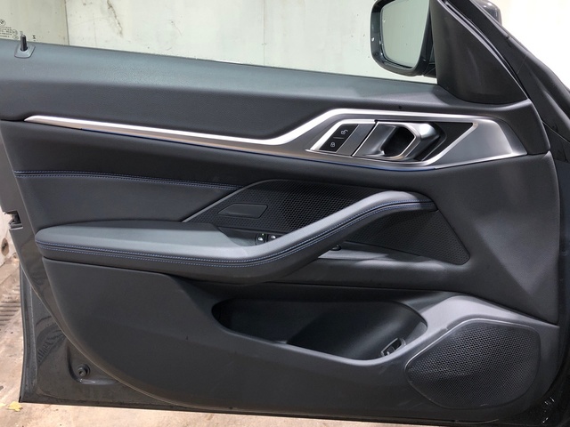 BMW i4 eDrive40 color Gris. Año 2023. 250KW(340CV). Eléctrico. En concesionario Movilnorte El Plantio de Madrid