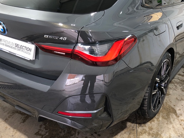 BMW i4 eDrive40 color Gris. Año 2023. 250KW(340CV). Eléctrico. En concesionario Movilnorte El Plantio de Madrid