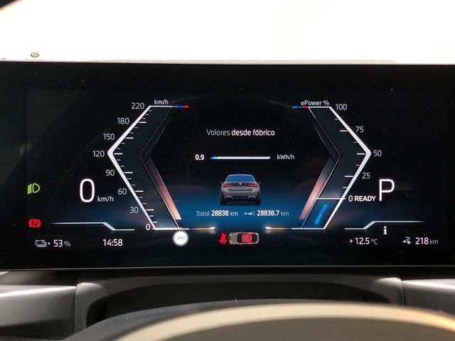 BMW i4 eDrive40 color Gris. Año 2023. 250KW(340CV). Eléctrico. En concesionario Movilnorte El Plantio de Madrid