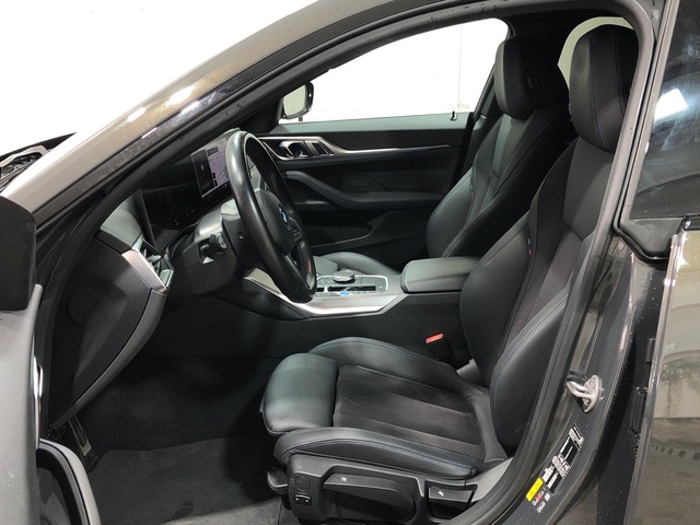 BMW i4 eDrive40 color Gris. Año 2023. 250KW(340CV). Eléctrico. En concesionario Movilnorte El Plantio de Madrid