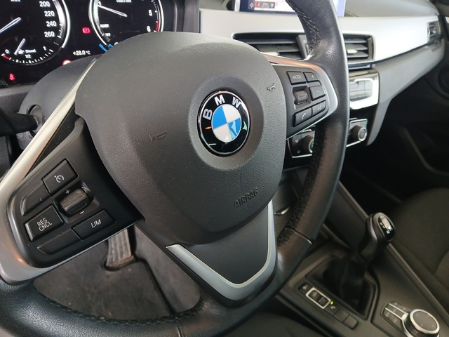 BMW X1 sDrive18d color Negro. Año 2022. 110KW(150CV). Diésel. En concesionario GANDIA Automoviles Fersan, S.A. de Valencia