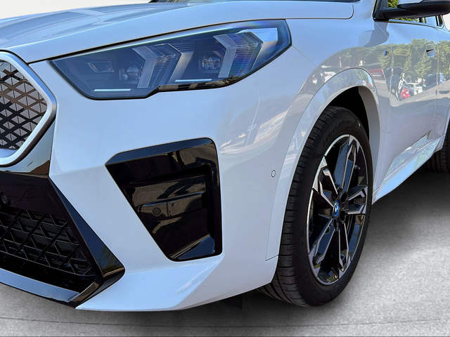 BMW iX2 eDrive20 color Blanco. Año 2025. 150KW(204CV). Eléctrico. En concesionario Motri Motor Jaén de Jaén