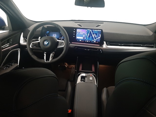 BMW iX2 eDrive20 color Blanco. Año 2025. 150KW(204CV). Eléctrico. En concesionario Motri Motor Jaén de Jaén