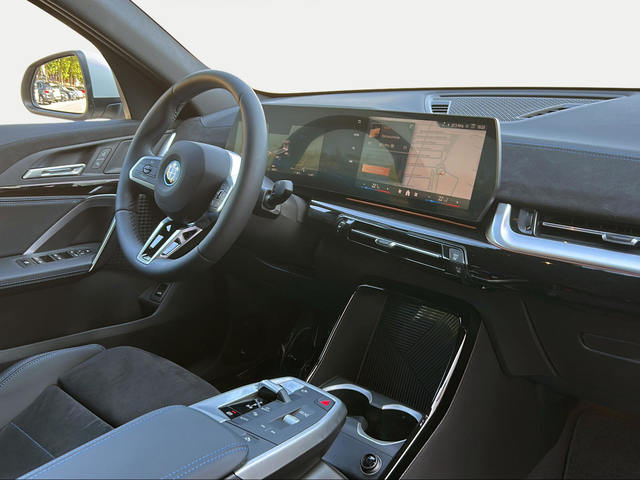 BMW iX2 eDrive20 color Blanco. Año 2025. 150KW(204CV). Eléctrico. En concesionario Motri Motor Jaén de Jaén