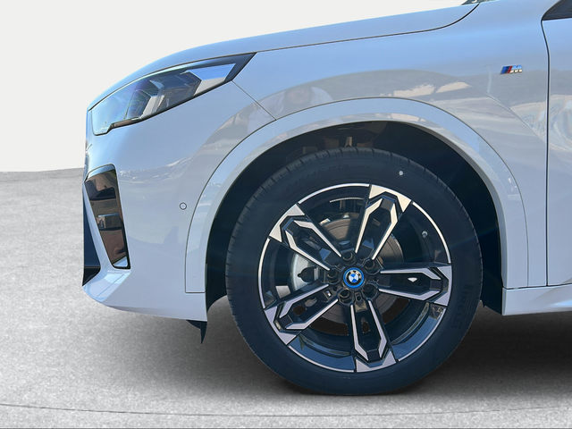 BMW iX2 eDrive20 color Blanco. Año 2025. 150KW(204CV). Eléctrico. En concesionario Motri Motor Jaén de Jaén