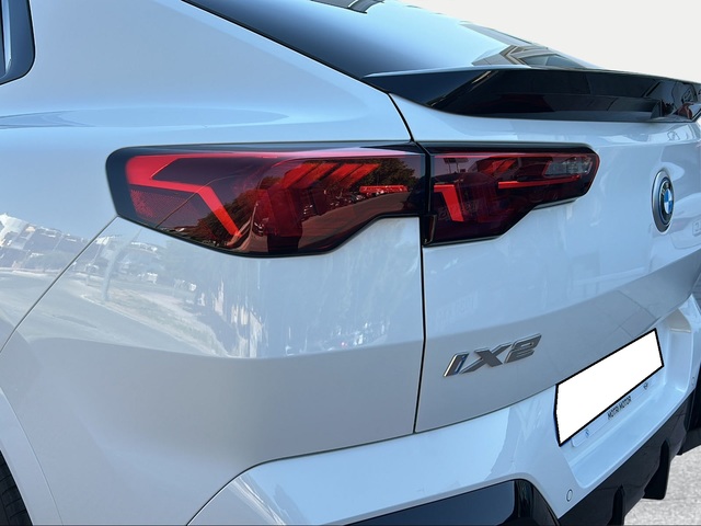 BMW iX2 eDrive20 color Blanco. Año 2025. 150KW(204CV). Eléctrico. En concesionario Motri Motor Jaén de Jaén