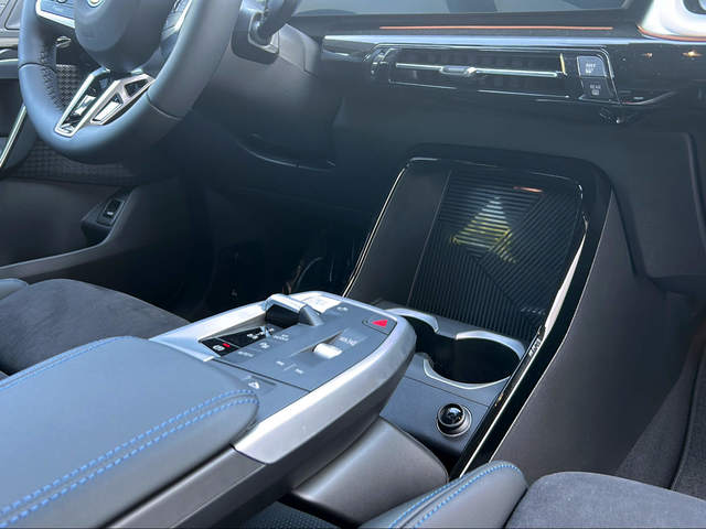 BMW iX2 eDrive20 color Blanco. Año 2025. 150KW(204CV). Eléctrico. En concesionario Motri Motor Jaén de Jaén
