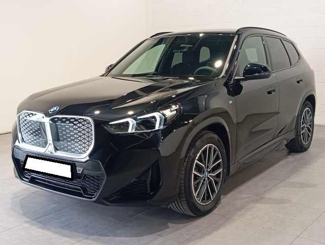 BMW iX1 eDrive20 color Negro. Año 2025. 150KW(204CV). Eléctrico. En concesionario Motri Motor Jaén de Jaén