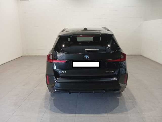 BMW iX1 eDrive20 color Negro. Año 2025. 150KW(204CV). Eléctrico. En concesionario Motri Motor Jaén de Jaén