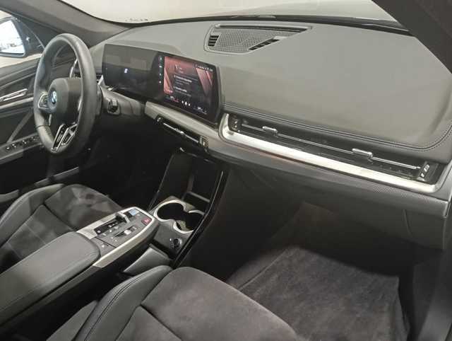 BMW iX1 eDrive20 color Negro. Año 2025. 150KW(204CV). Eléctrico. En concesionario Motri Motor Jaén de Jaén