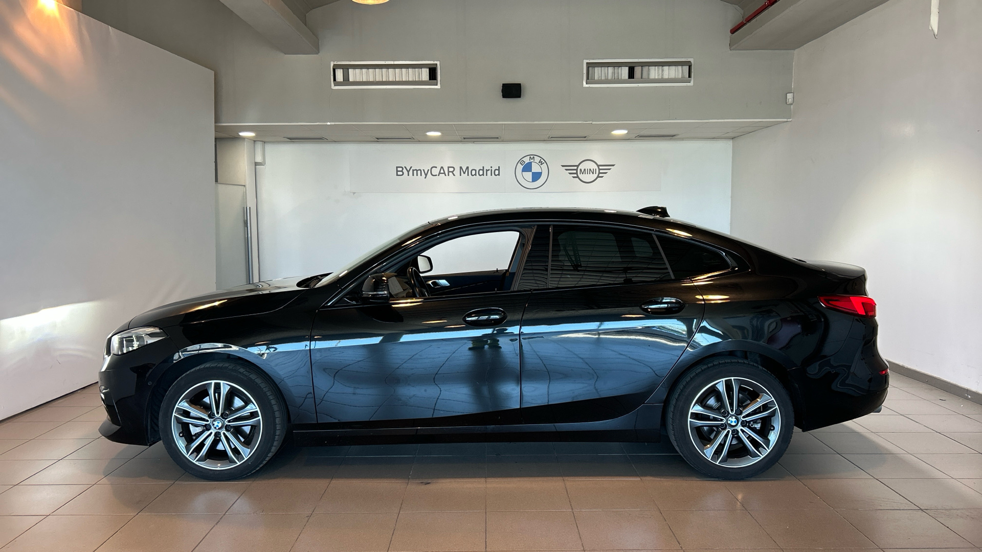 BMW Serie 2 218i Gran Coupe color Negro. Año 2022. 103KW(140CV). Gasolina. En concesionario BYmyCAR Madrid - Alcalá de Madrid