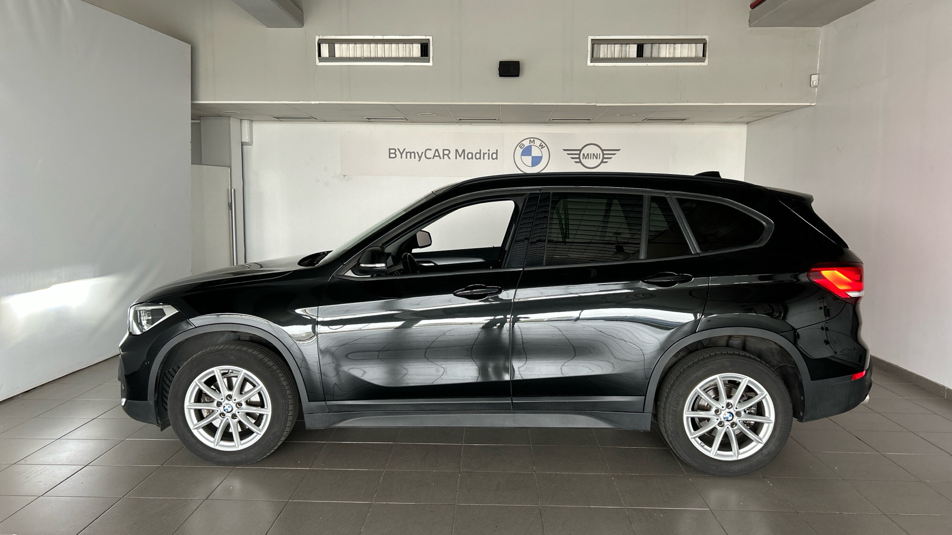 BMW X1 sDrive18d color Negro. Año 2020. 110KW(150CV). Diésel. En concesionario BYmyCAR Madrid - Alcalá de Madrid