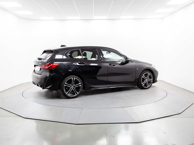 BMW Serie 1 118d color Negro. Año 2024. 110KW(150CV). Diésel. En concesionario Móvil Begar Alicante de Alicante