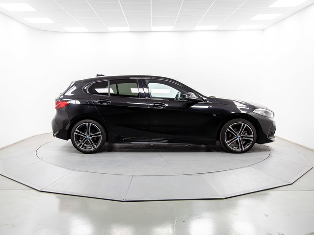BMW Serie 1 118d color Negro. Año 2024. 110KW(150CV). Diésel. En concesionario Móvil Begar Alicante de Alicante