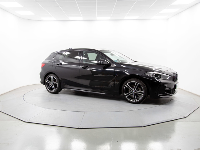 BMW Serie 1 118d color Negro. Año 2024. 110KW(150CV). Diésel. En concesionario Móvil Begar Alicante de Alicante