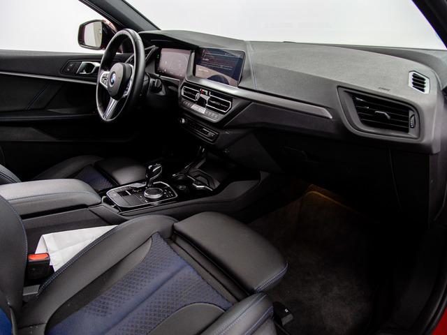 BMW Serie 1 118d color Rojo. Año 2024. 110KW(150CV). Diésel. En concesionario Móvil Begar Alicante de Alicante