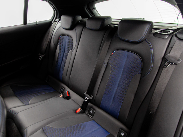 BMW Serie 1 118d color Rojo. Año 2024. 110KW(150CV). Diésel. En concesionario Móvil Begar Alicante de Alicante